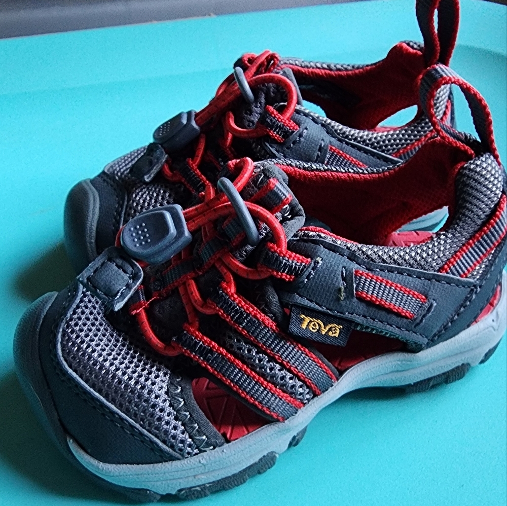 Manatee Teva Kids' Gray and Red Hiking Sandals Water River Lake